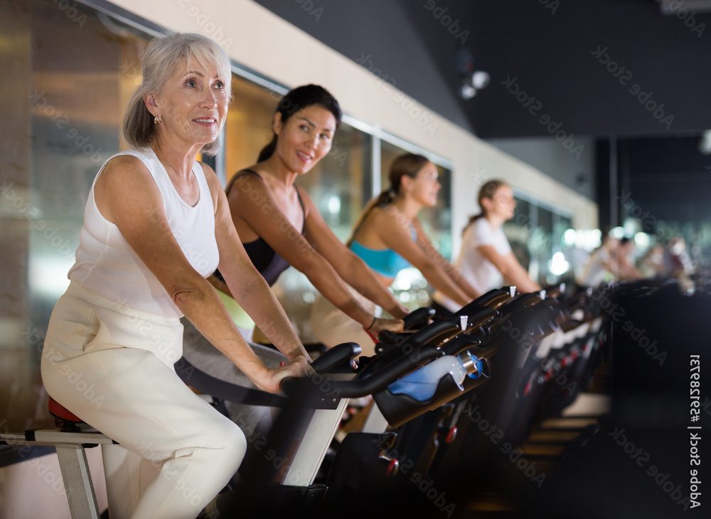 Aumenta tu energía y productividad: Descubre los beneficios del spinning para mujeres emprendedoras