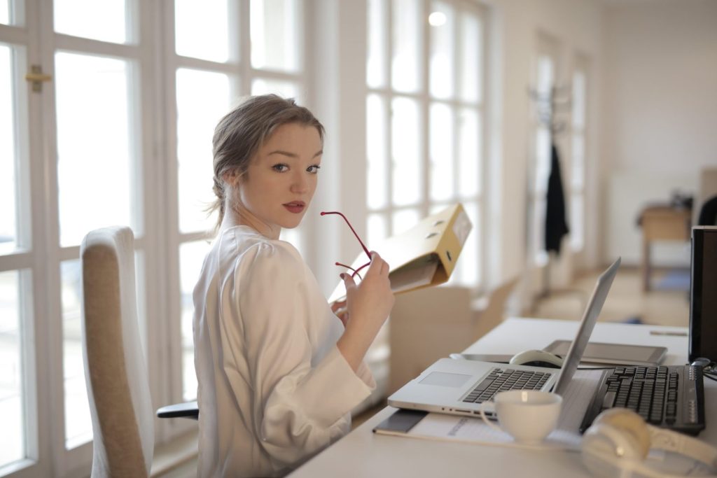 ¿Qué es un asistente virtual y cómo puede ayudarte en tu negocio?